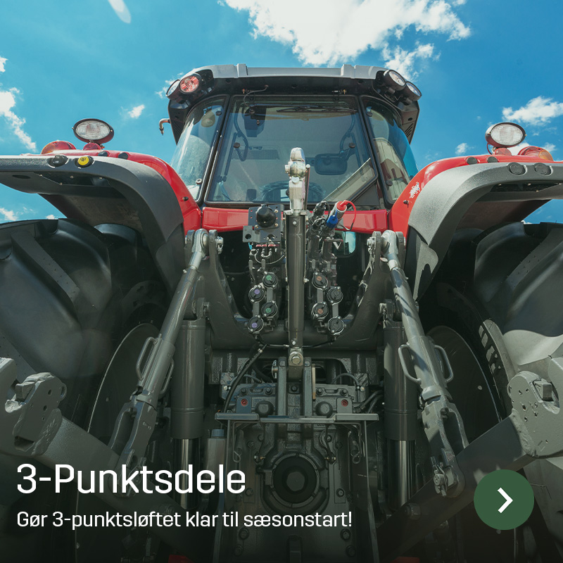 Nærbillede af traktorens bageste 3-punktsløft med løftearme og hydraulikudtag, fotograferet forfra mod himlen. Sagros reservedele og sliddele bruges til at holde 3-punktsløftet klar til redskaber og dagligt arbejde i landbruget.