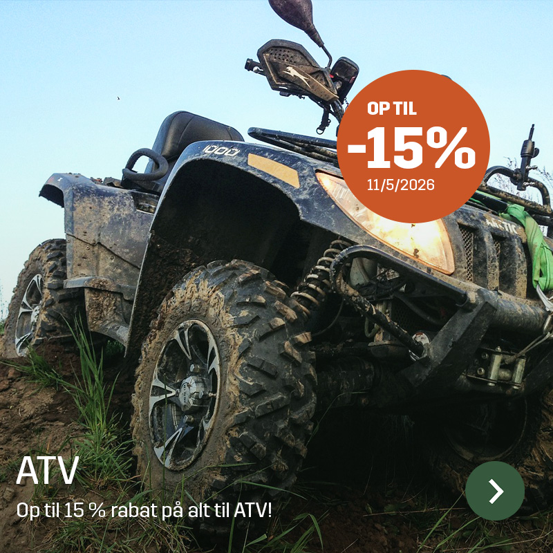 ATV kører i mudret terræn med tydeligt dækmønster og affjedring vist i nærbillede. Sagros sortiment til ATV bruges til arbejde i terræn og transport på gård og mark.